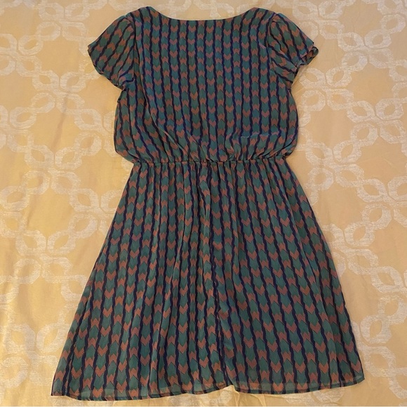Blousy Short-Sleeve Patterned Dress - Picture 2 of 9